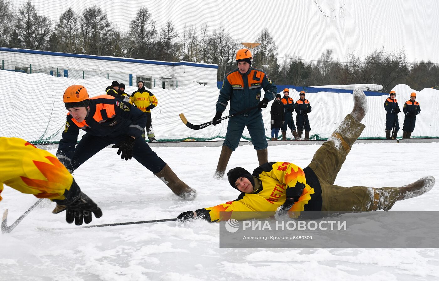 Турнир по хоккею в валенках среди пожарных и спасателей в Новосибирске
