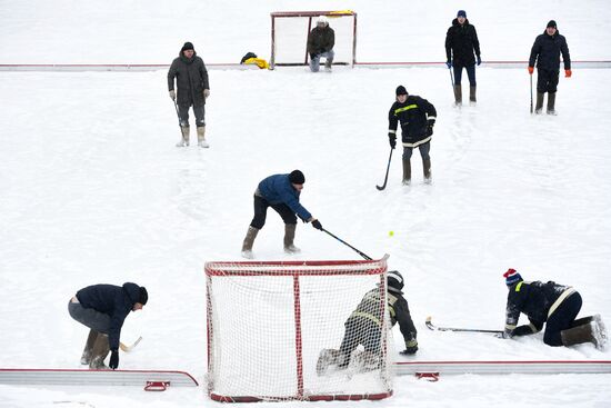 Турнир по хоккею в валенках среди пожарных и спасателей в Новосибирске