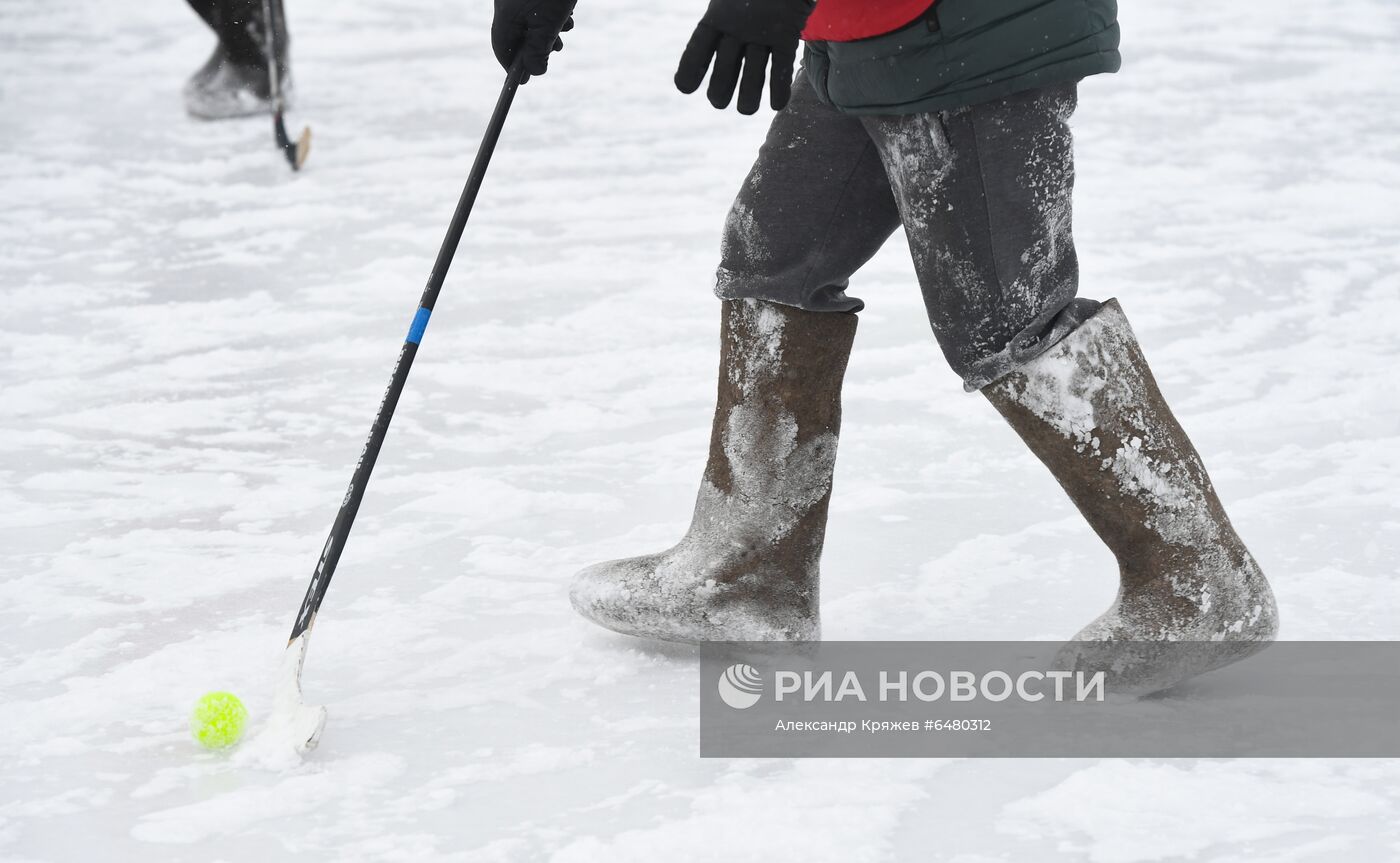 Турнир по хоккею в валенках среди пожарных и спасателей в Новосибирске