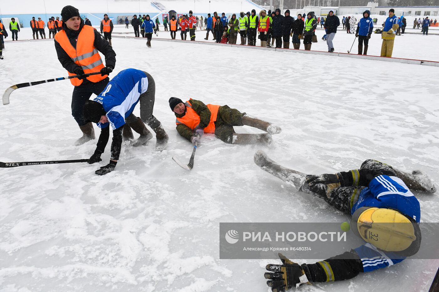 Турнир по хоккею в валенках среди пожарных и спасателей в Новосибирске