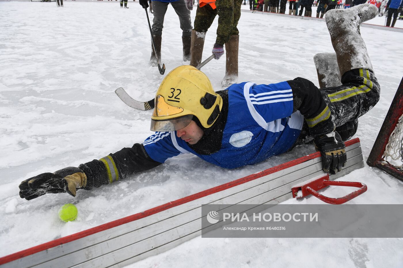 Турнир по хоккею в валенках среди пожарных и спасателей в Новосибирске
