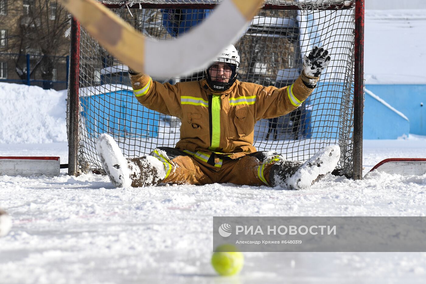 Турнир по хоккею в валенках среди пожарных и спасателей в Новосибирске