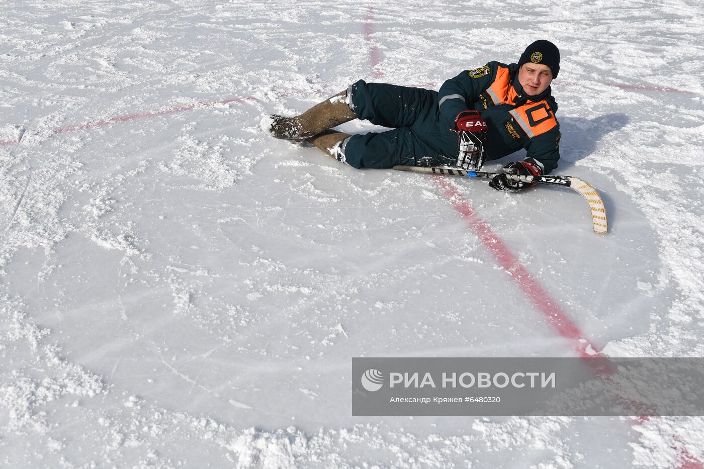 Турнир по хоккею в валенках среди пожарных и спасателей в Новосибирске