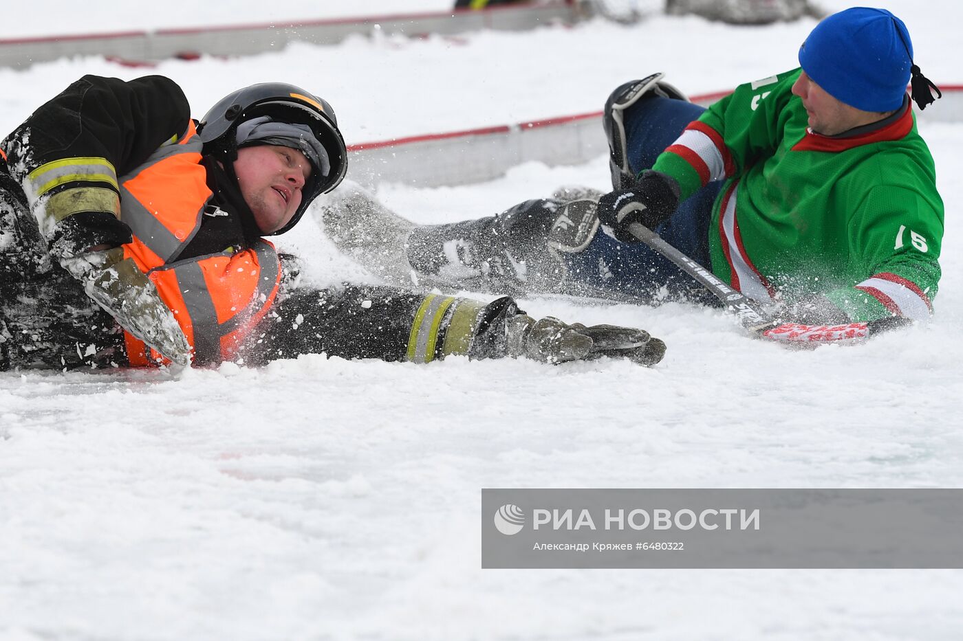 Турнир по хоккею в валенках среди пожарных и спасателей в Новосибирске