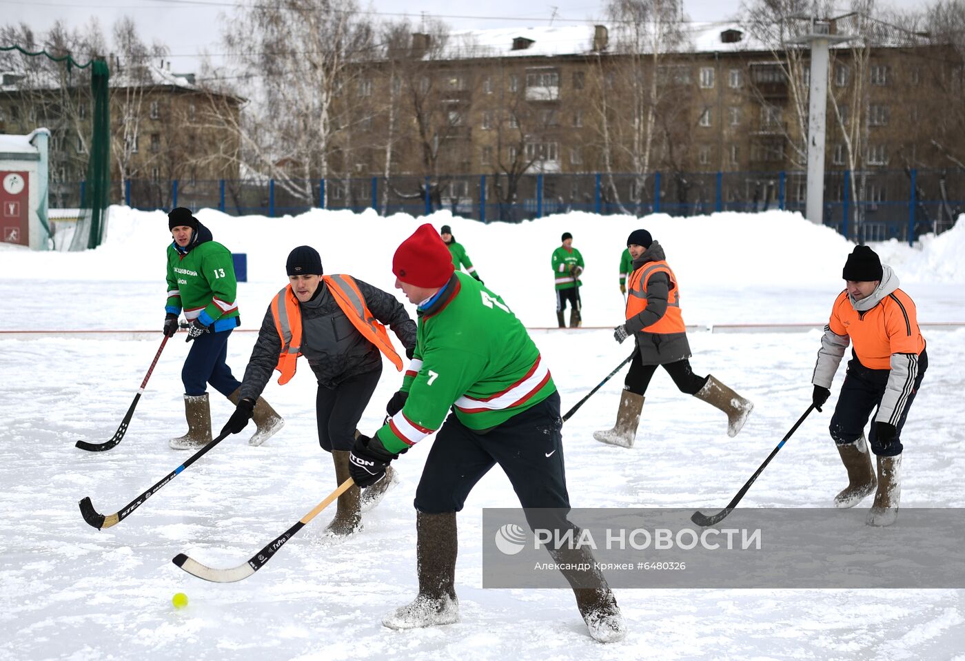 Турнир по хоккею в валенках среди пожарных и спасателей в Новосибирске