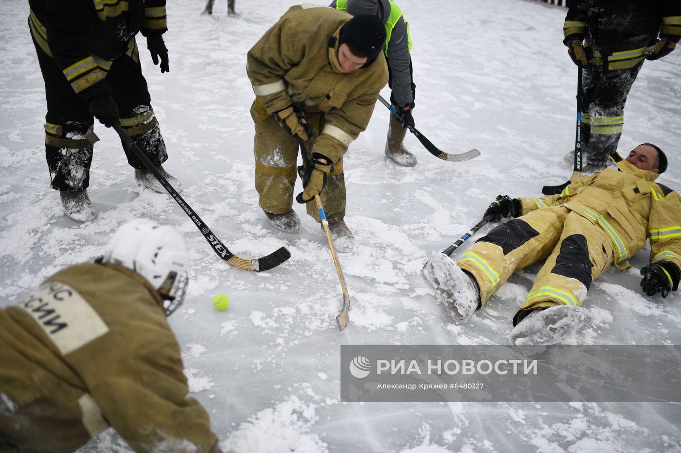 Турнир по хоккею в валенках среди пожарных и спасателей в Новосибирске