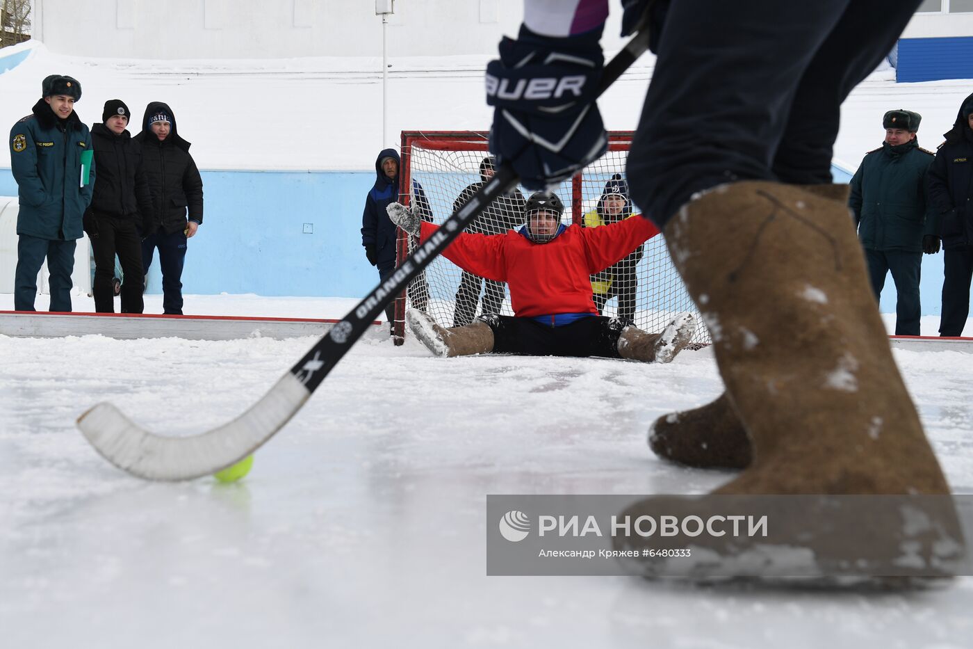 Турнир по хоккею в валенках среди пожарных и спасателей в Новосибирске