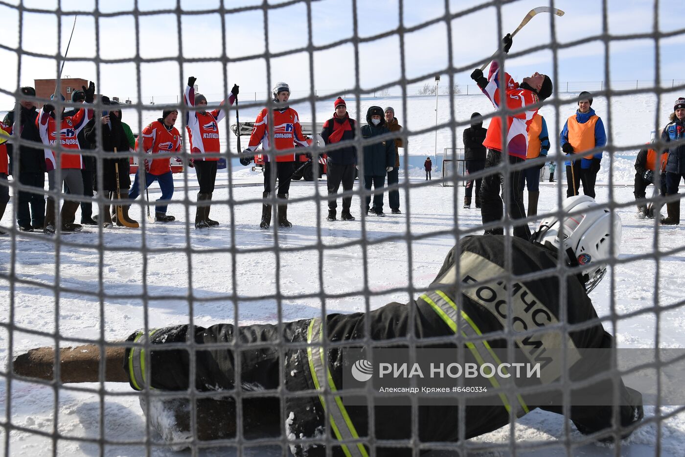 Турнир по хоккею в валенках среди пожарных и спасателей в Новосибирске