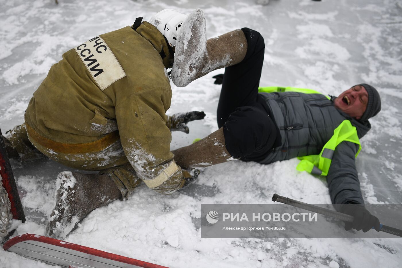 Турнир по хоккею в валенках среди пожарных и спасателей в Новосибирске