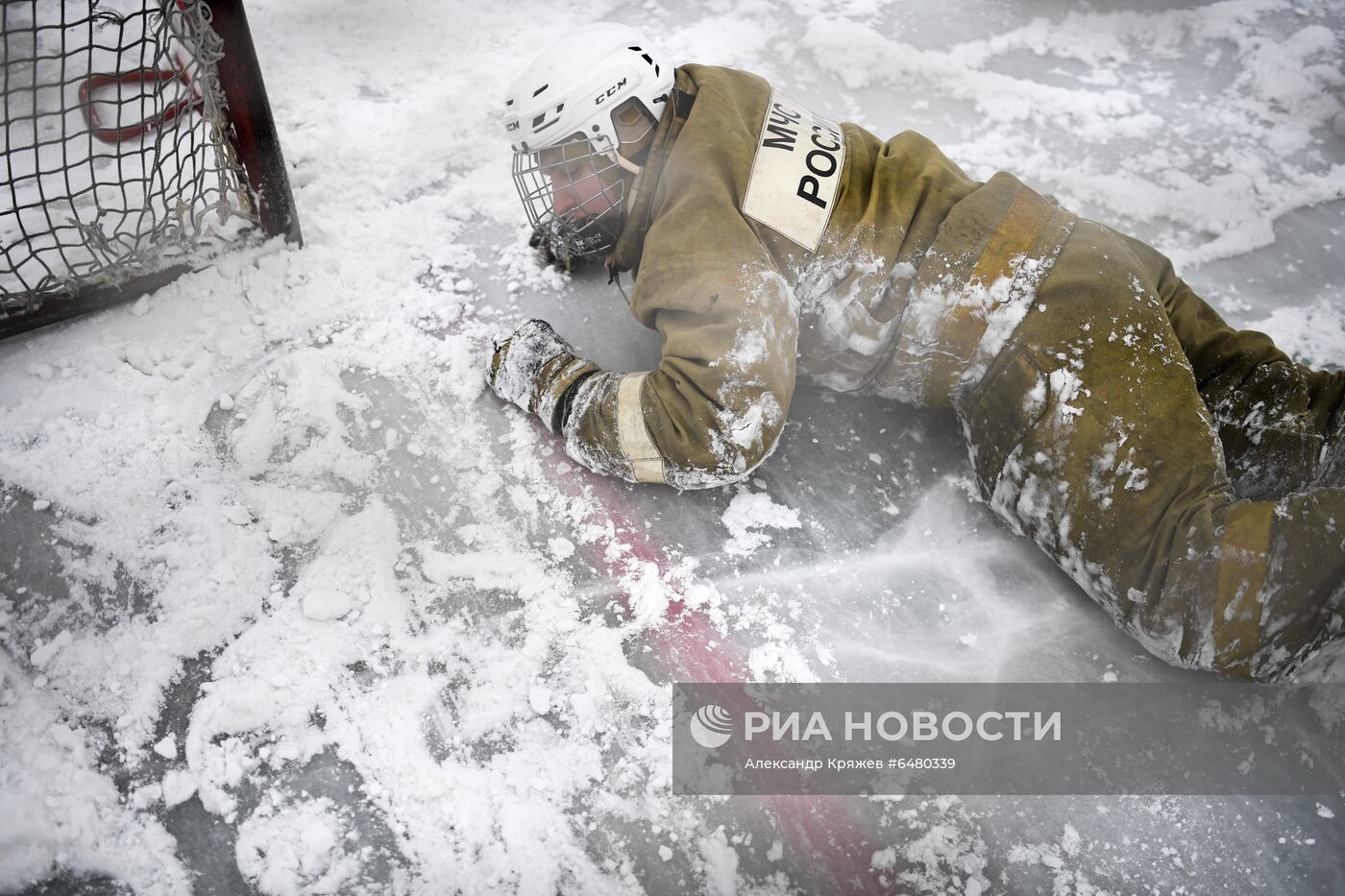 Турнир по хоккею в валенках среди пожарных и спасателей в Новосибирске