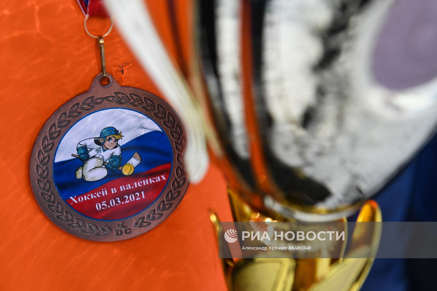 Турнир по хоккею в валенках среди пожарных и спасателей в Новосибирске