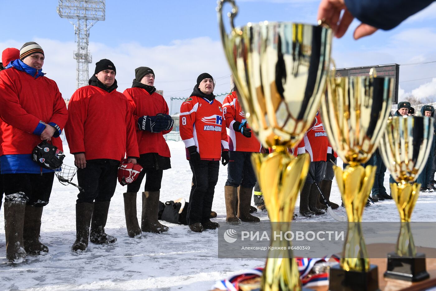 Турнир по хоккею в валенках среди пожарных и спасателей в Новосибирске