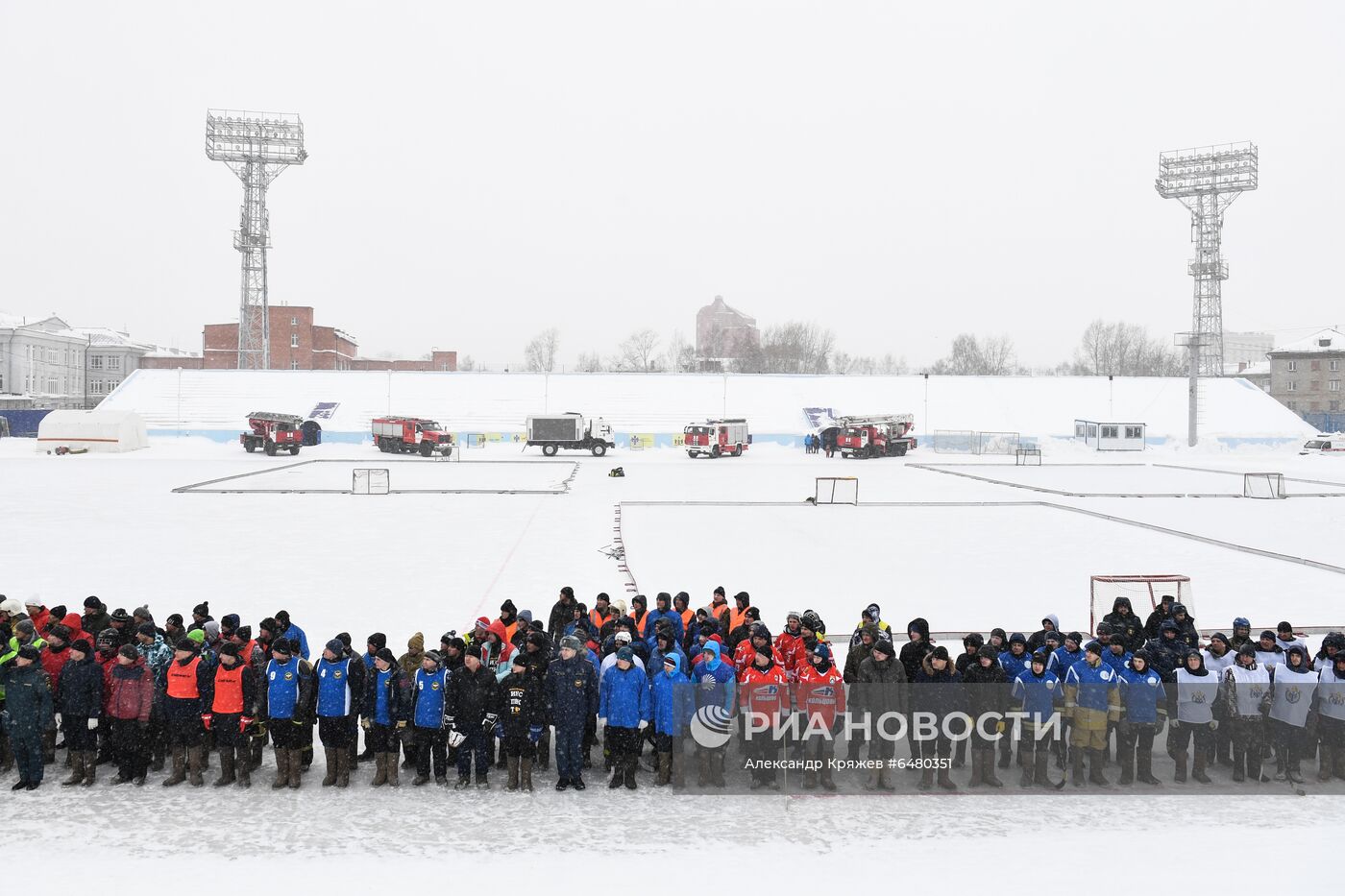 Турнир по хоккею в валенках среди пожарных и спасателей в Новосибирске