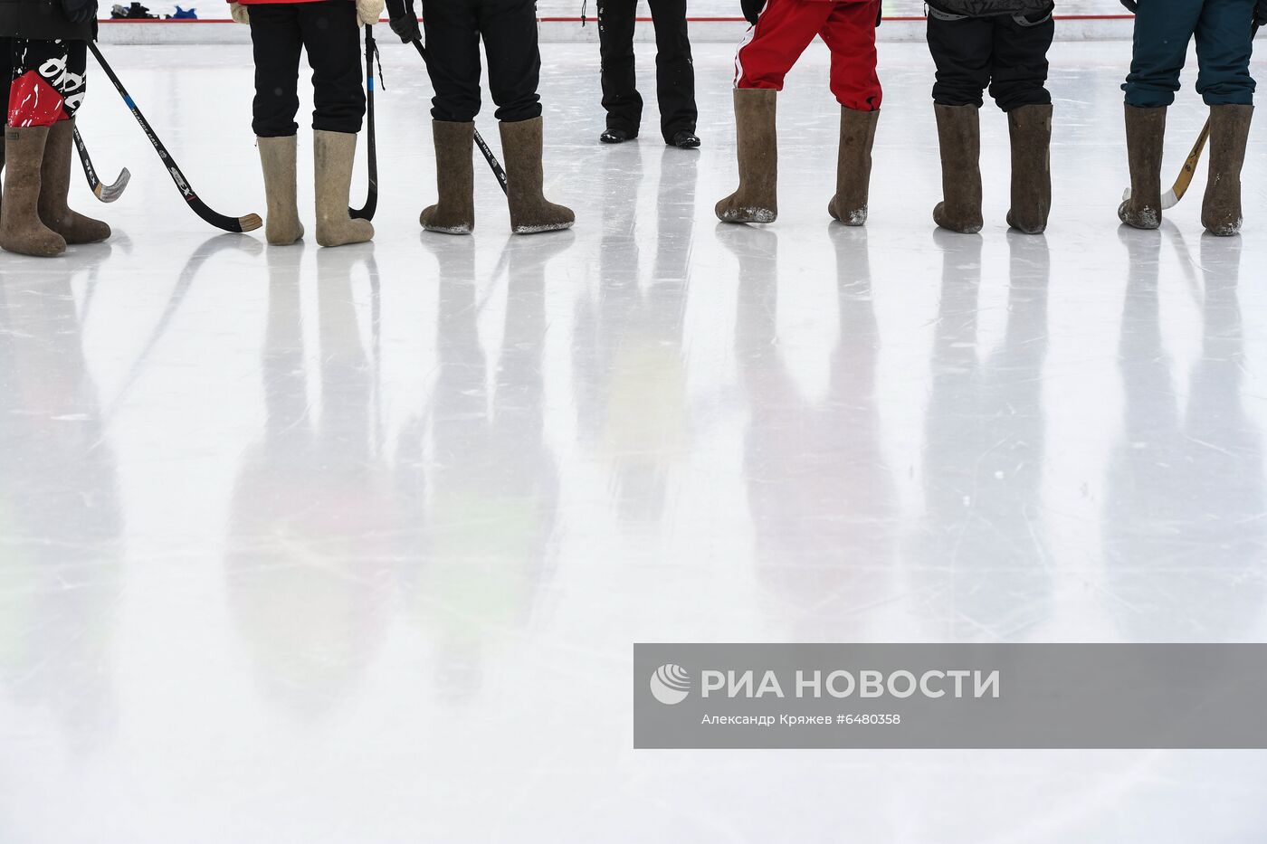 Турнир по хоккею в валенках среди пожарных и спасателей в Новосибирске