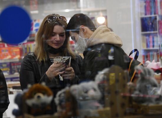 ТЦ "Европейский" в преддверии 8 марта 