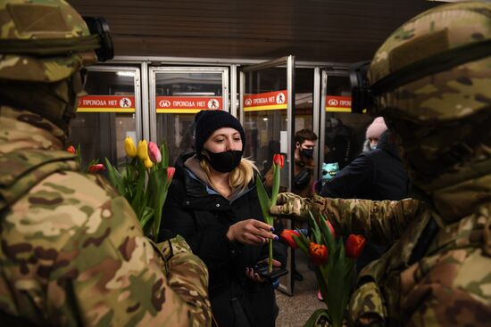 Поздравление женщин с наступающим 8 Марта