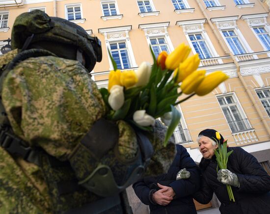 Поздравление женщин с наступающим 8 Марта