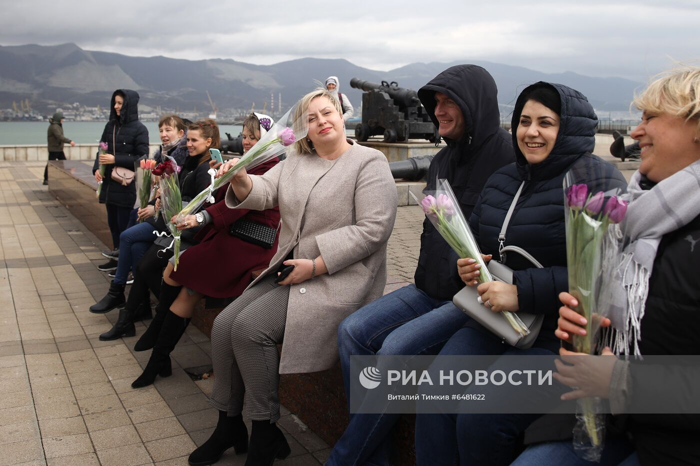 Поздравление женщин с наступающим 8 Марта