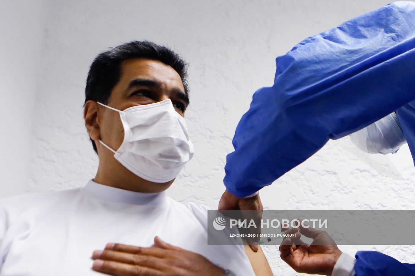 Президент Венесуэлы Н. Мадуро привился вакциной "Спутник V"