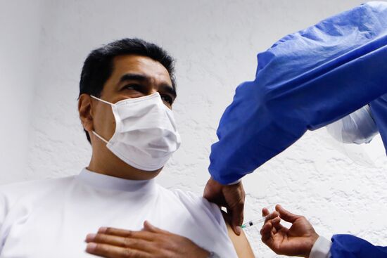 Президент Венесуэлы Н. Мадуро привился вакциной "Спутник V"