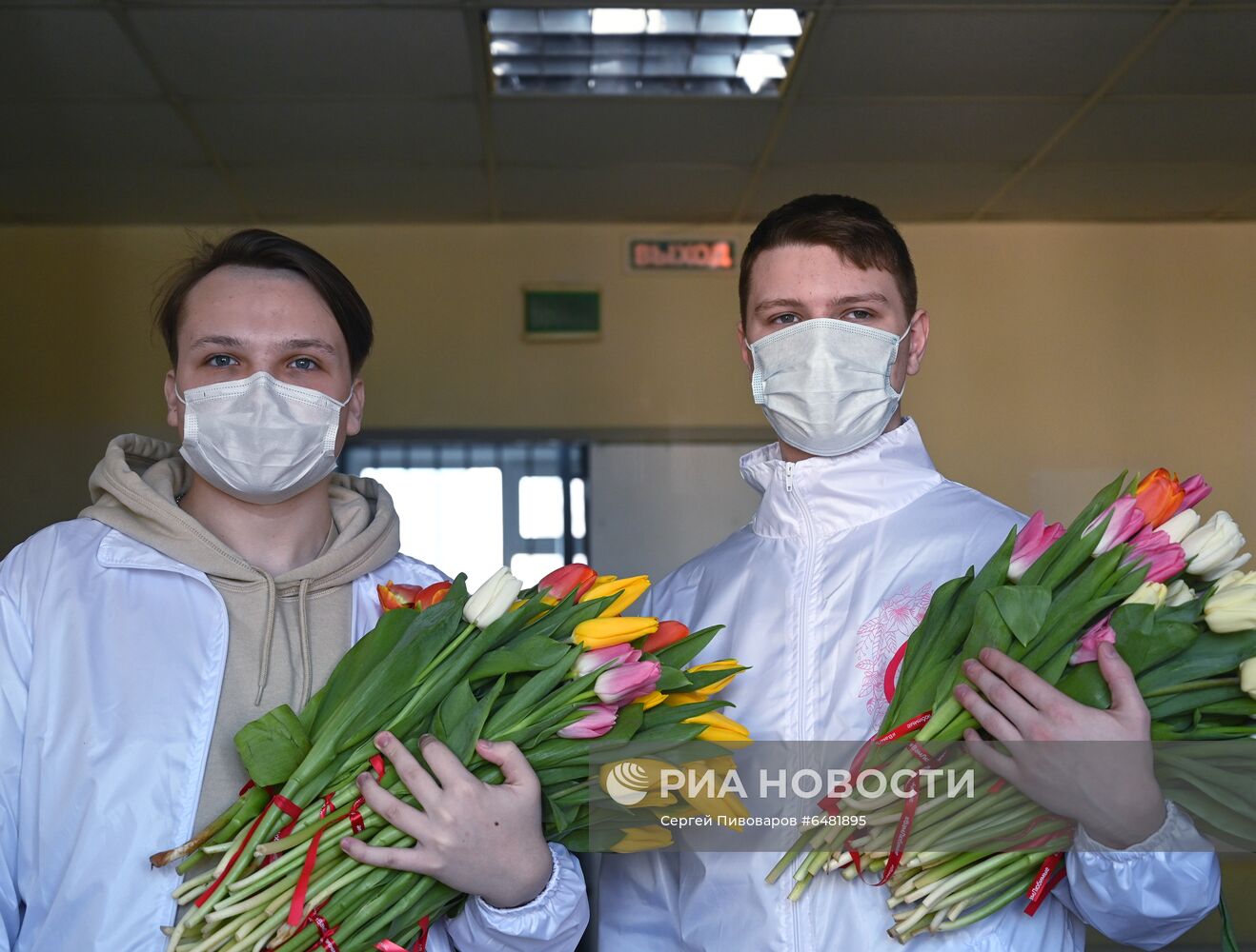 Поздравление женщин с наступающим 8 Марта