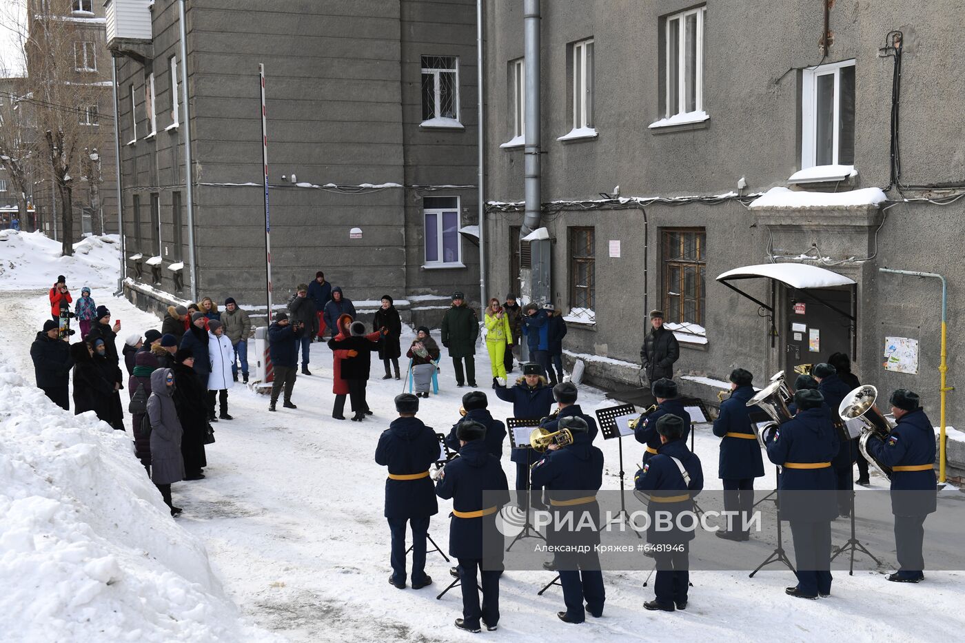 Поздравление женщин с наступающим 8 Марта