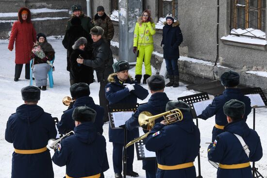 Поздравление женщин с наступающим 8 Марта