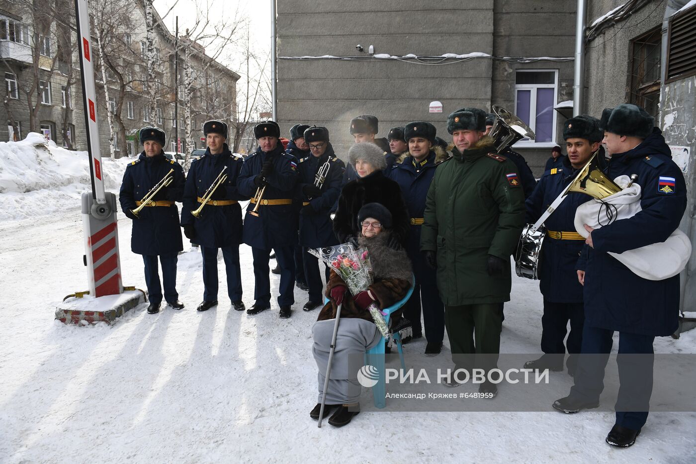 Поздравление женщин с наступающим 8 Марта