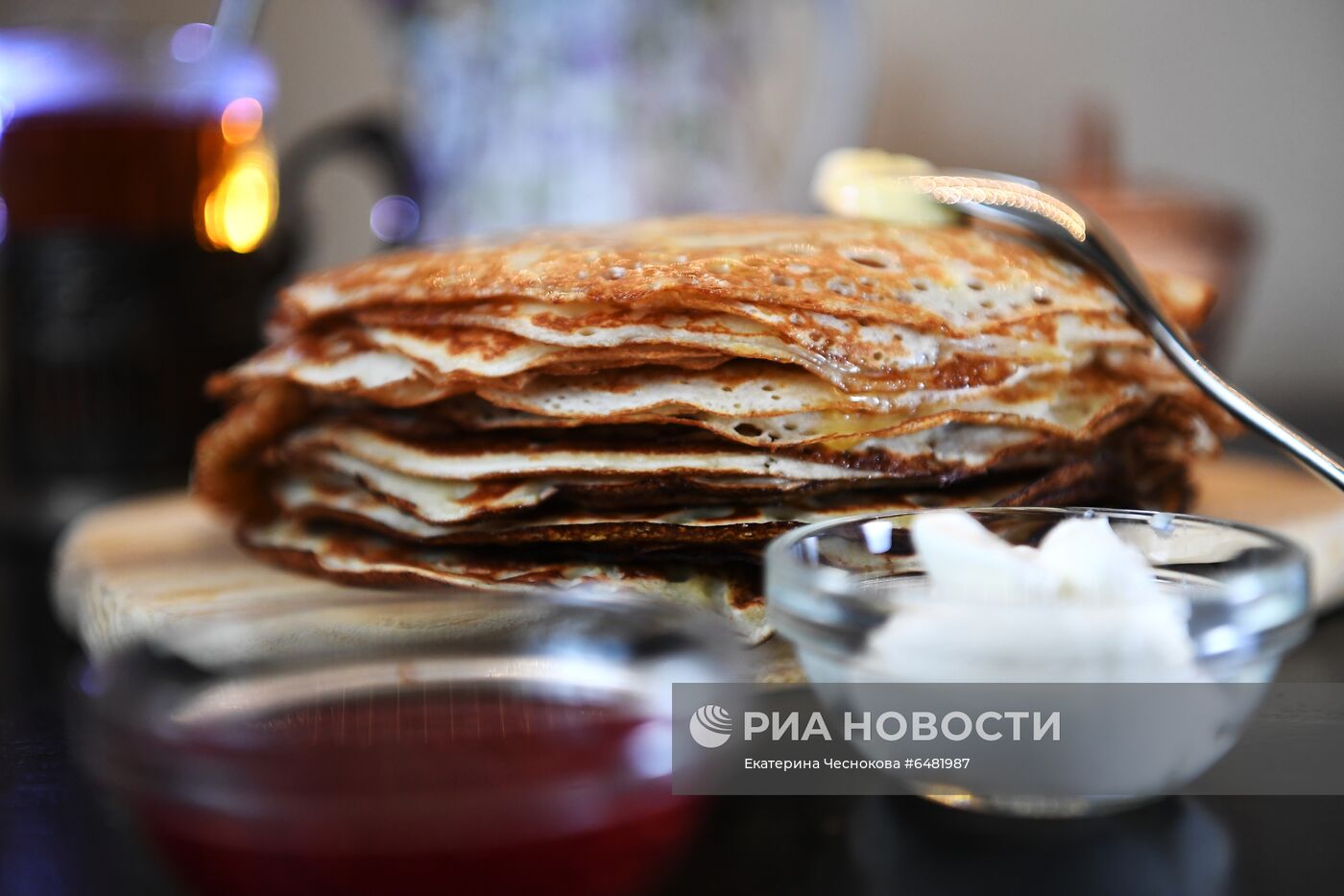 Выпекание блинов к Масленице