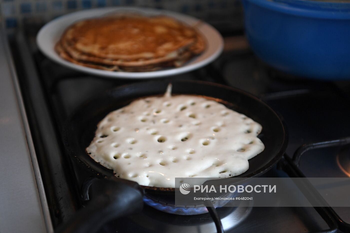 Выпекание блинов к Масленице