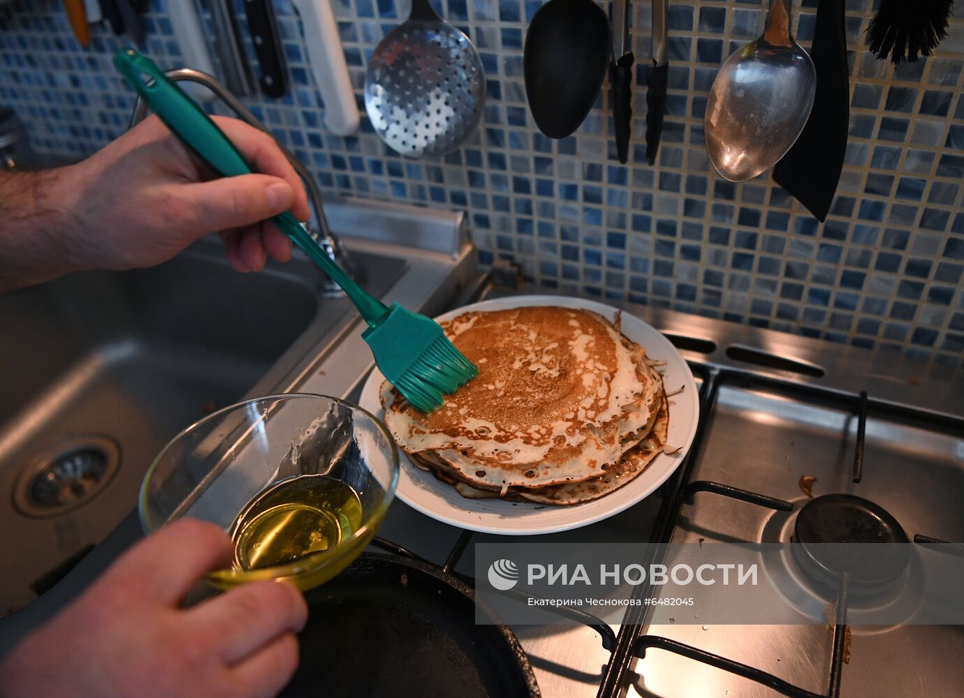 Выпекание блинов к Масленице