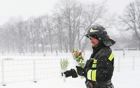 Поздравление с Международным женским днем сотрудниками МЧС России 
