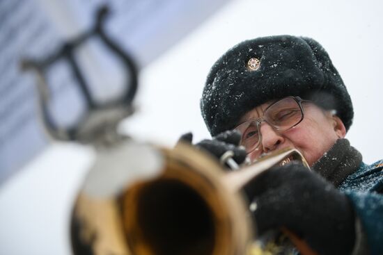 Поздравление с Международным женским днем сотрудниками МЧС России 