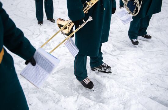 Поздравление с Международным женским днем сотрудниками МЧС России 