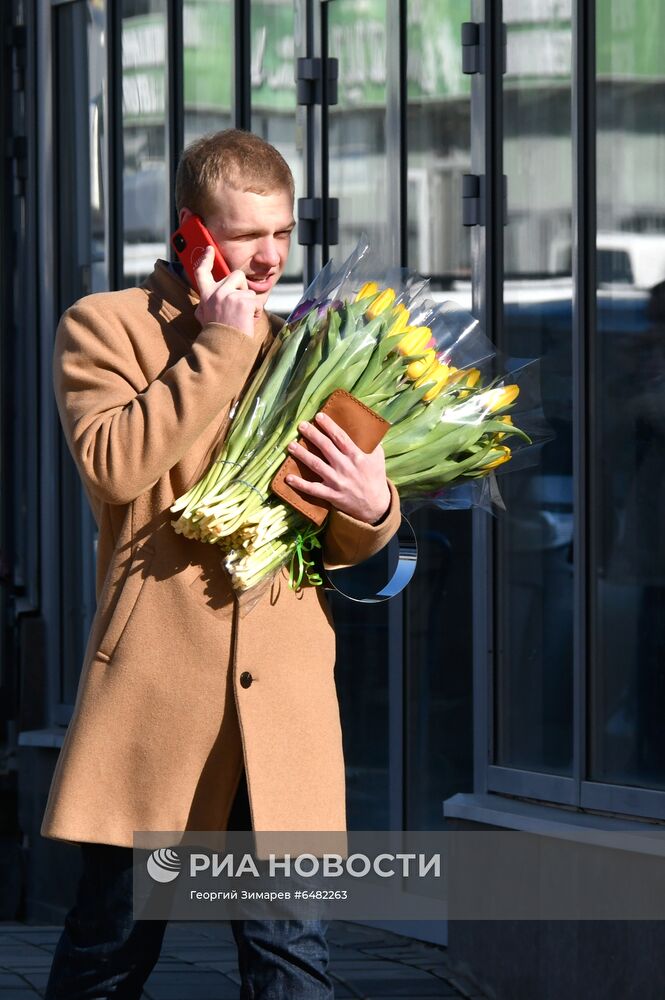 Поздравление женщин с наступающим 8 Марта