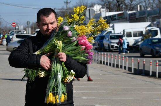 Поздравление женщин с наступающим 8 Марта