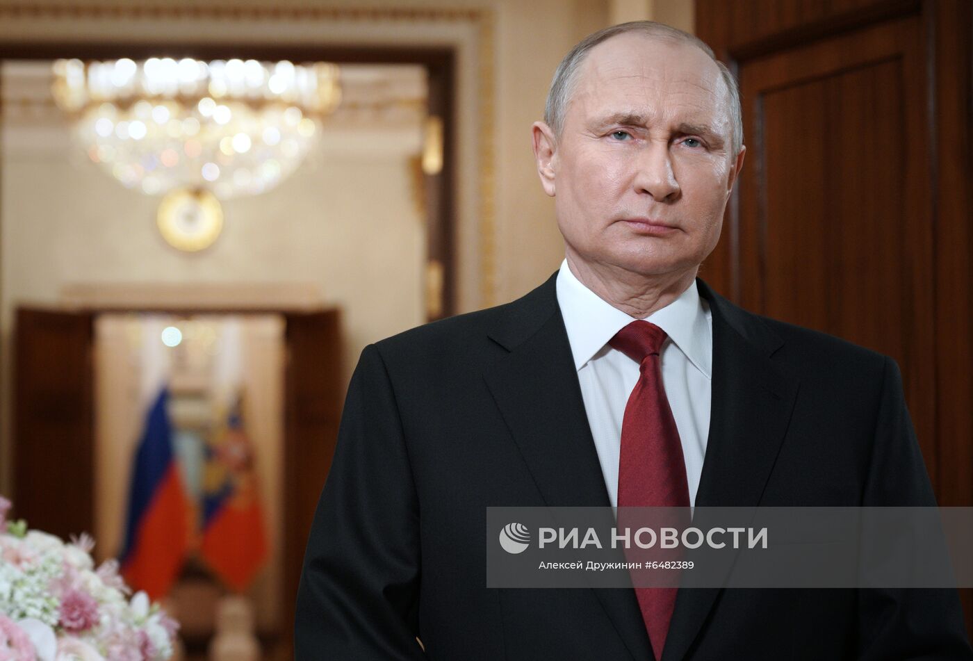 Президент РФ  В. Путин поздравил женщин России с Международным женским днём