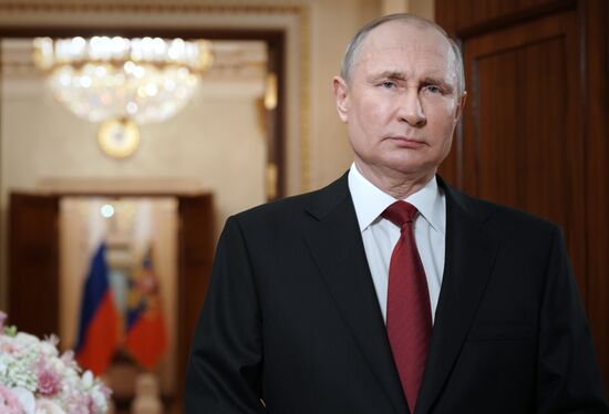 Президент РФ  В. Путин поздравил женщин России с Международным женским днём