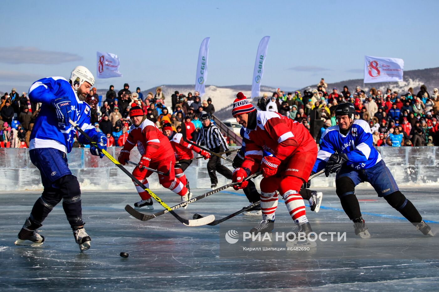 Хоккейный матч на озере Байкал