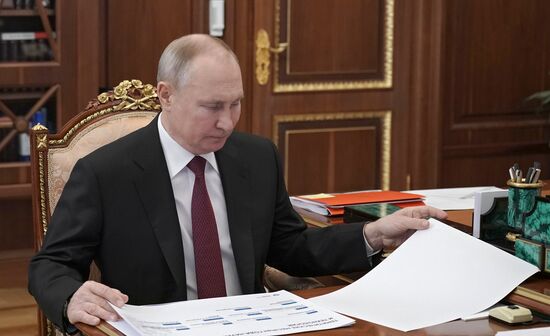 Президент РФ В. Путин встретился с министром науки и высшего образования РФ В. Фальковым