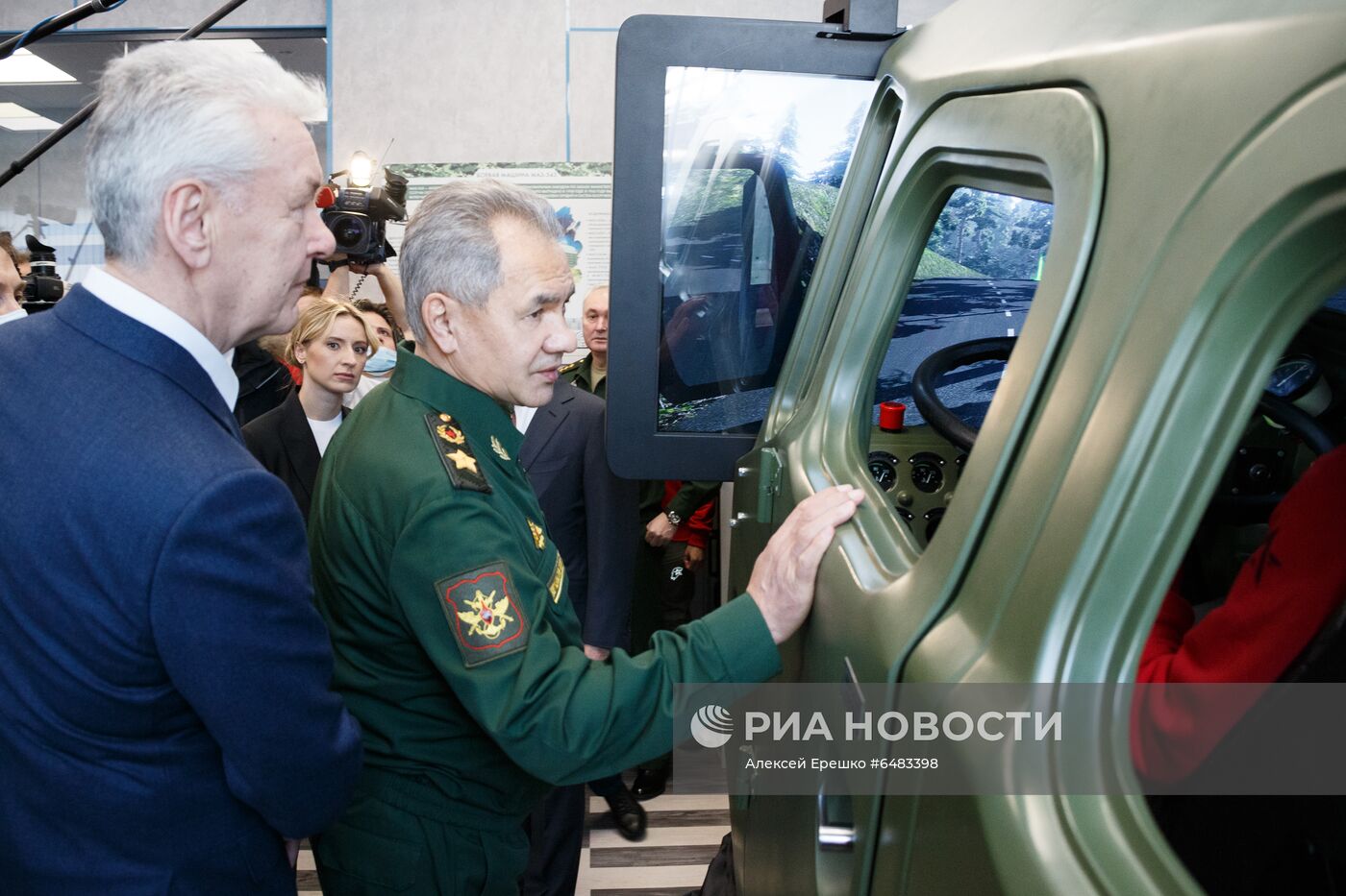 С. Шойгу, С. Собянин и А. Воробьев посетили центр "Авангард"