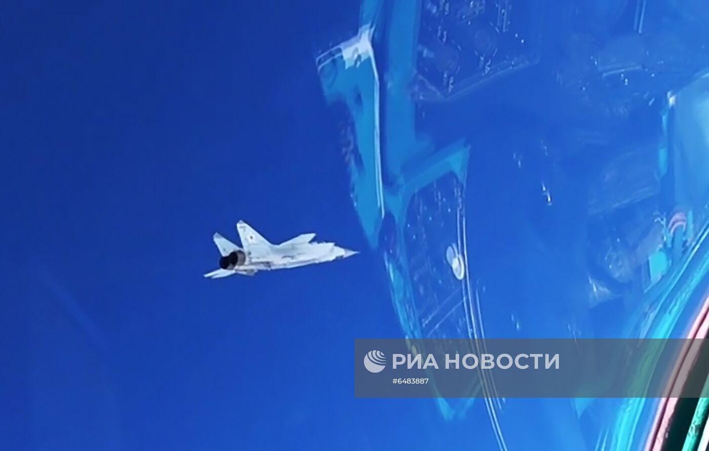 Российский Миг-31 перехватил самолет-нарушитель на учениях в Арктике