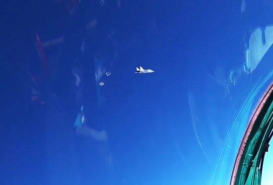 Российский Миг-31 перехватил самолет-нарушитель на учениях в Арктике