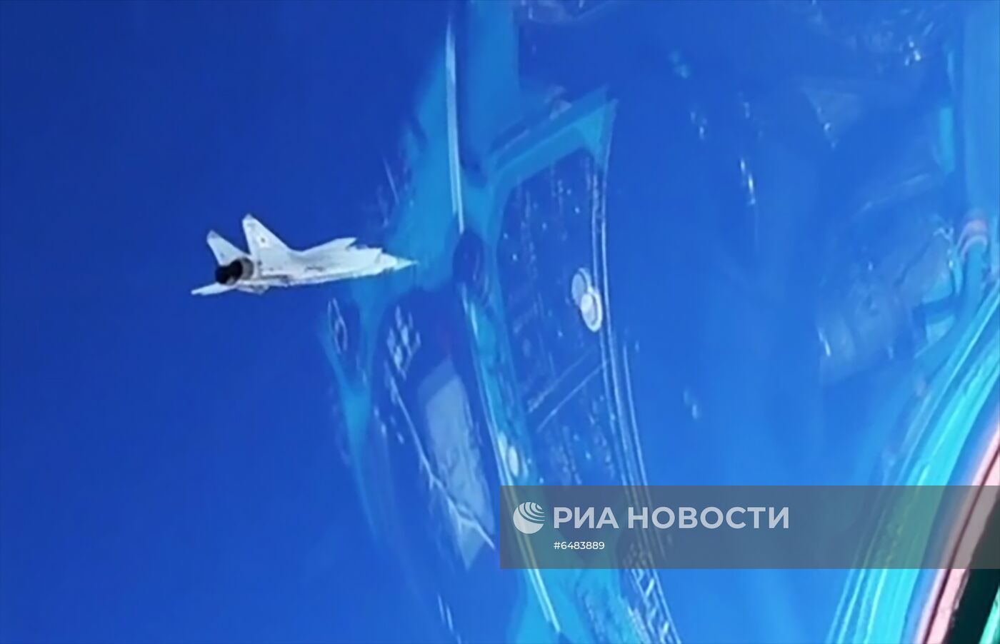 Российский Миг-31 перехватил самолет-нарушитель на учениях в Арктике