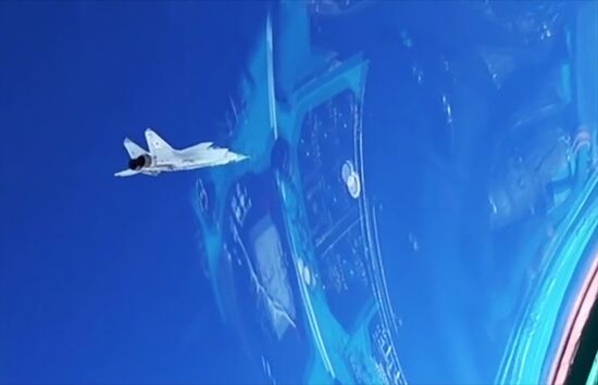 Российский Миг-31 перехватил самолет-нарушитель на учениях в Арктике