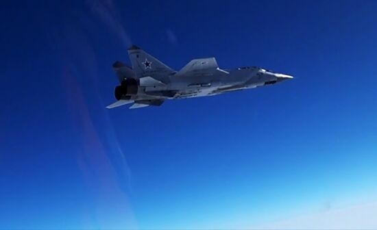 Российский Миг-31 перехватил самолет-нарушитель на учениях в Арктике