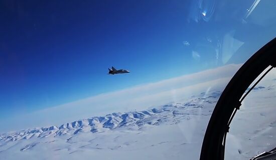 Российский Миг-31 перехватил самолет-нарушитель на учениях в Арктике