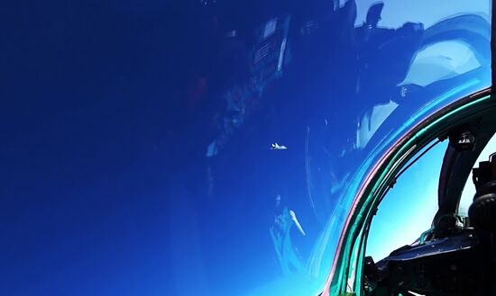 Российский Миг-31 перехватил самолет-нарушитель на учениях в Арктике