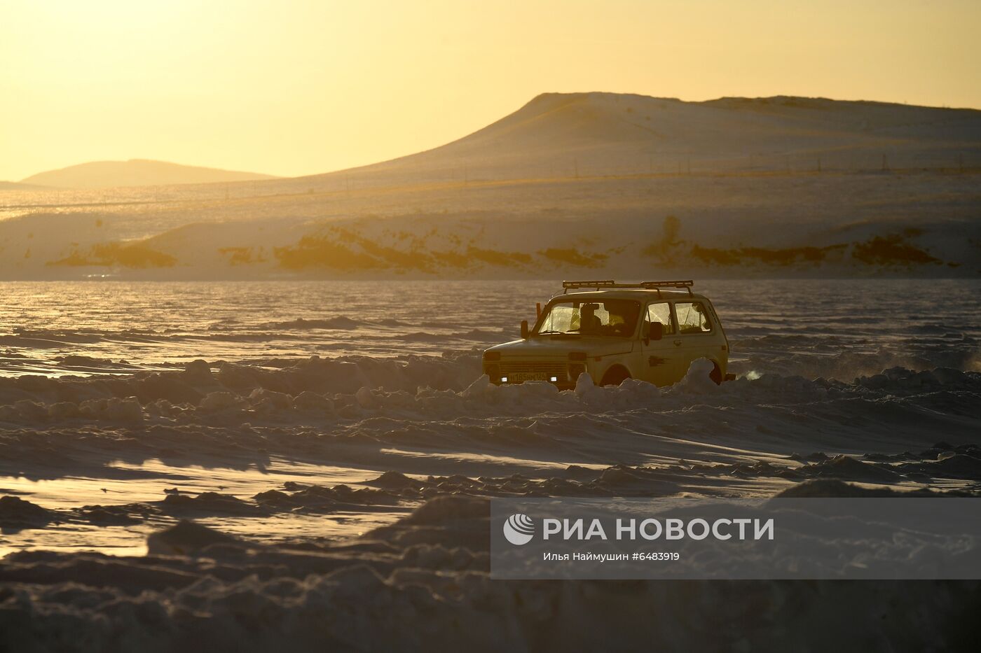 Автомобильная ледовая переправа через Енисей