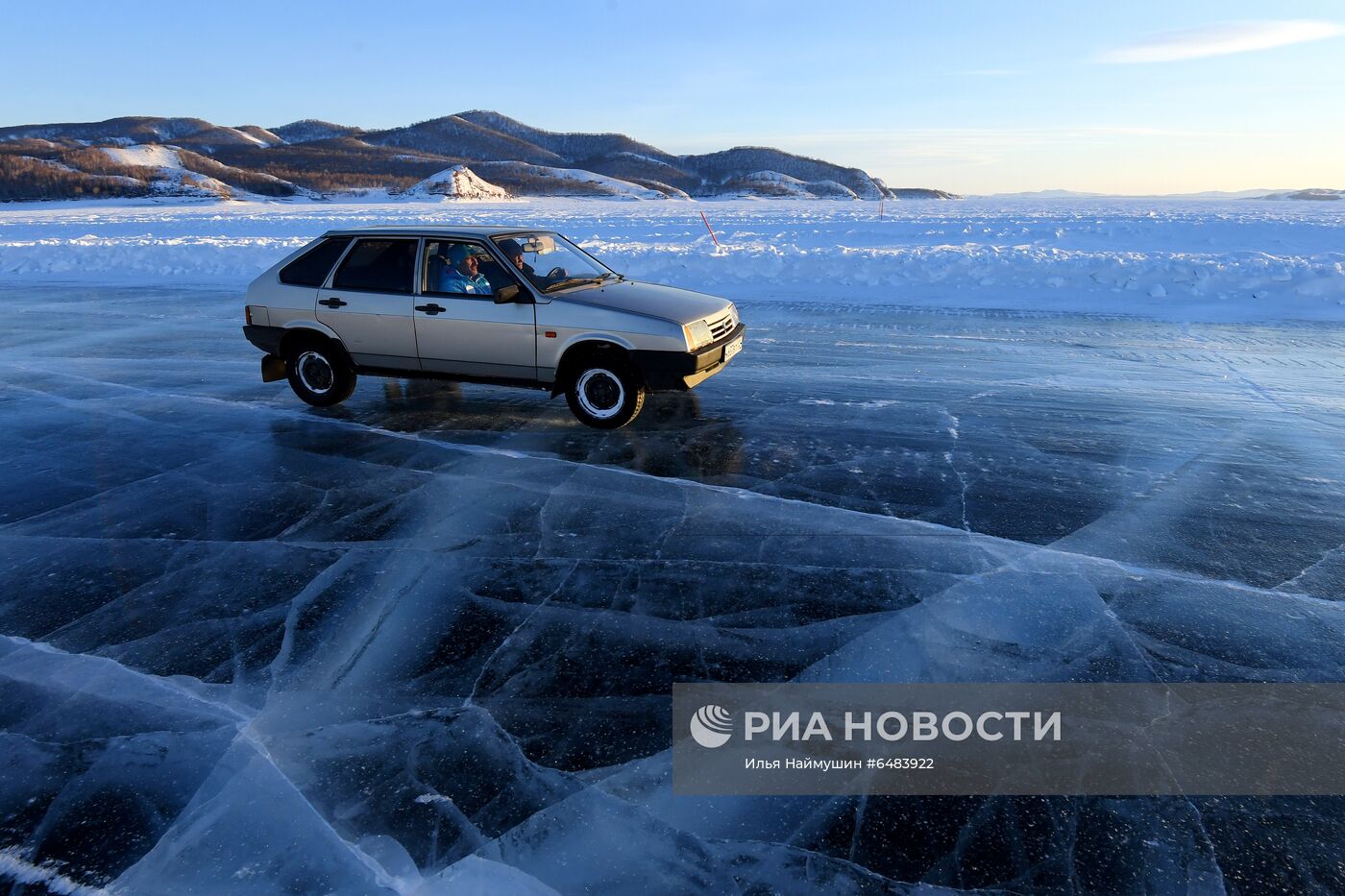 Автомобильная ледовая переправа через Енисей